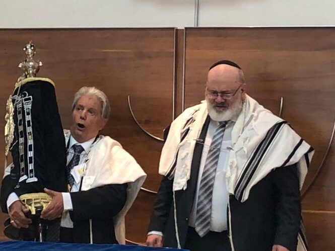 Gemeinderabbiner Salomon Almekias-Siegl und Gemeindevorsitzender Martin Arieh Rudolph bei der Einhebung der Torahrolle