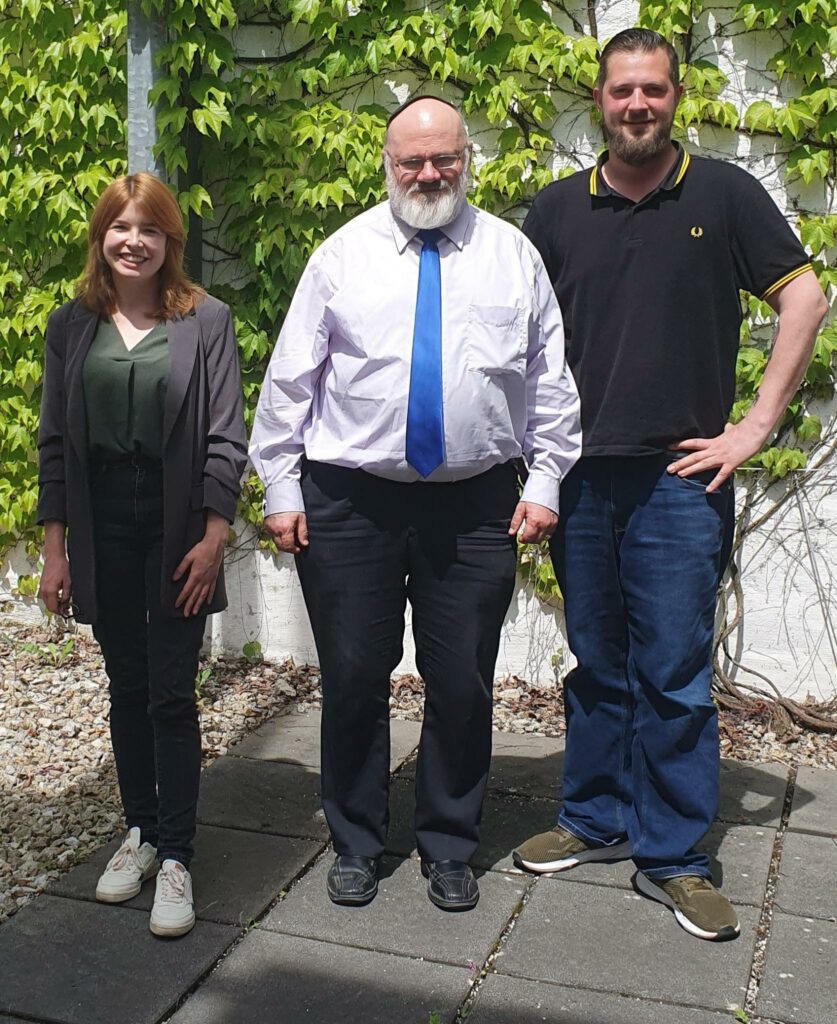 Marlene Schönberger (MdB), Martin Arieh Rudolph und Patrick Nitzsche im Innenhof der IKG Bamberg