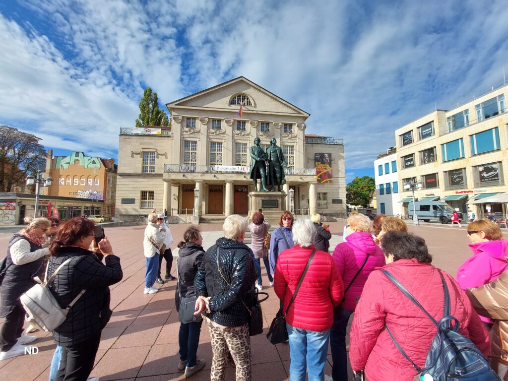 Die Reisegruppe der IKG am Goethe-Schiller-Denkmal vor dem Deutschen Nationaltheater in Weimar