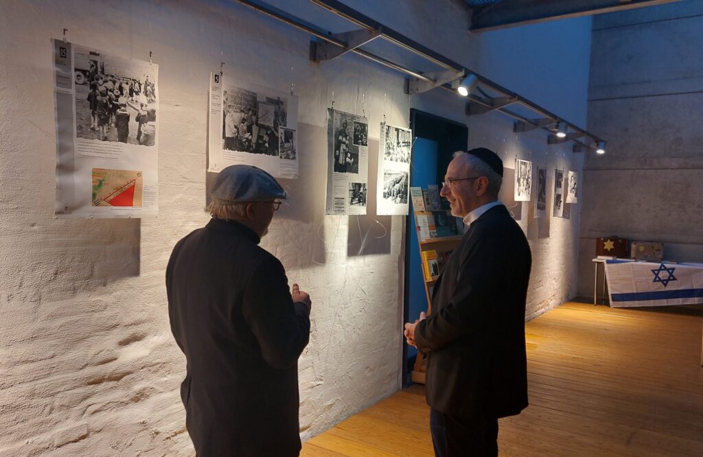 Gäste beim Gespräch in der Ausstellung