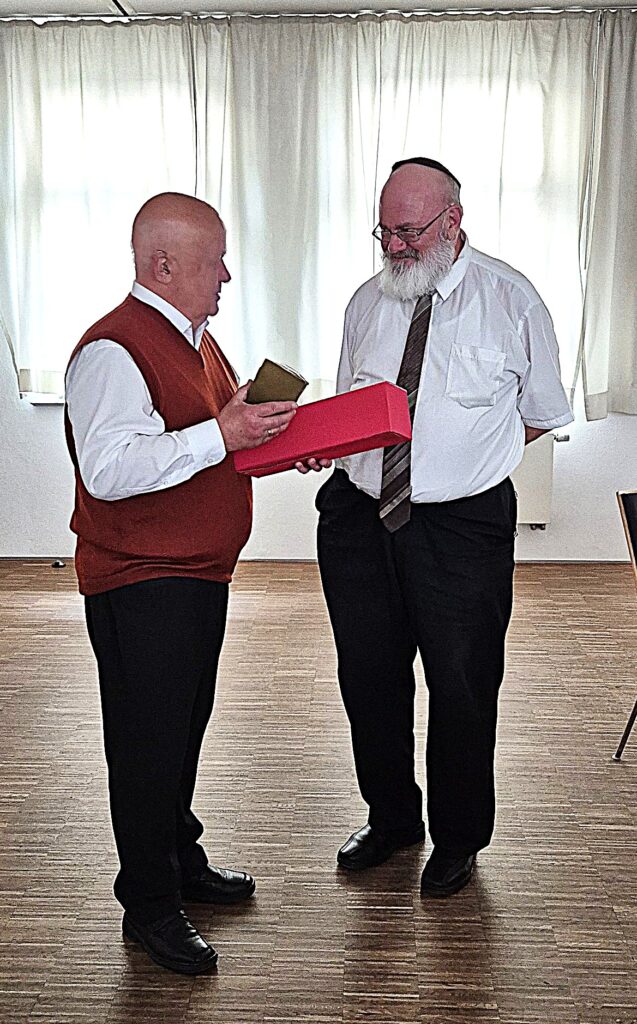 Herr Rapp bedankt sich bei Herrn Rudolph für die Führung in der IKG Bamberg
