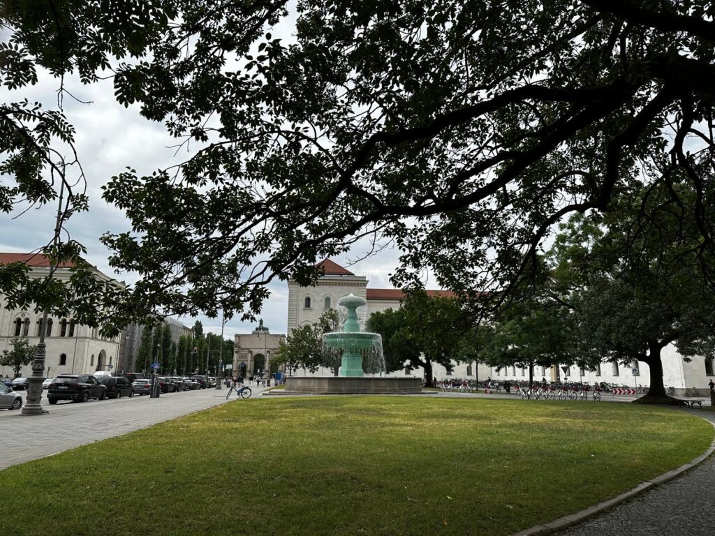 Am Geschwister-Scholl-Platz in München