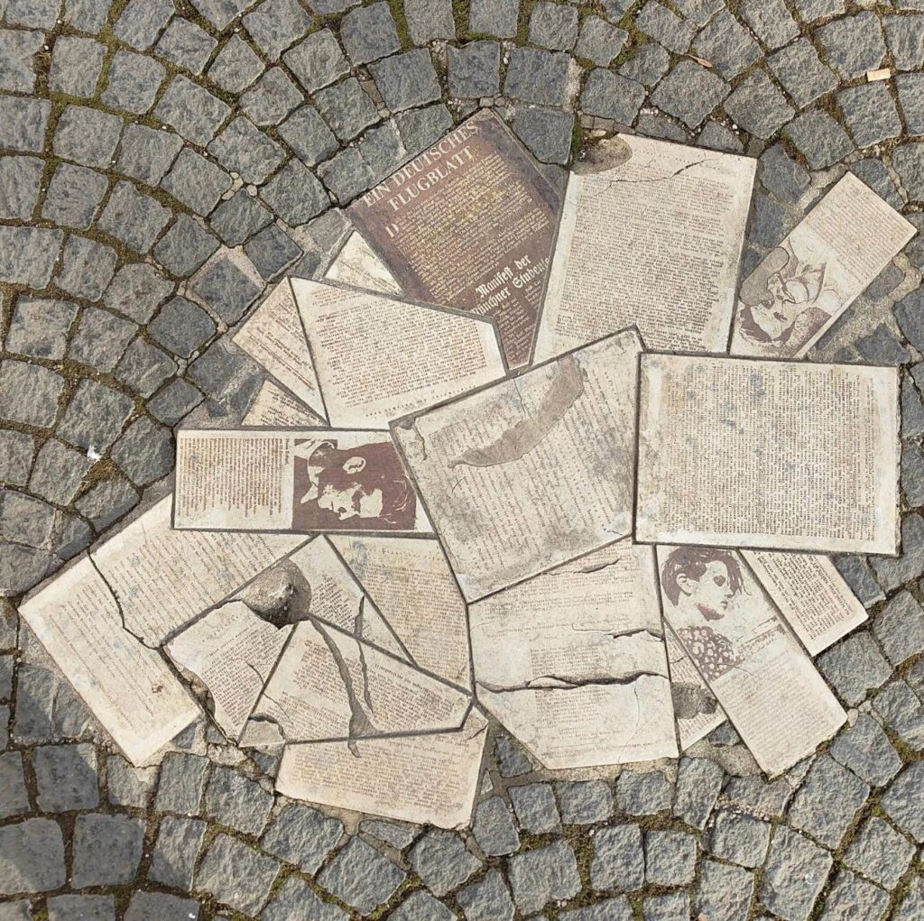 Das Geschwister-Scholl-Denkmal für die Geschwister Scholl und Christoph Probst am Weiße-Rose-Mahnmal