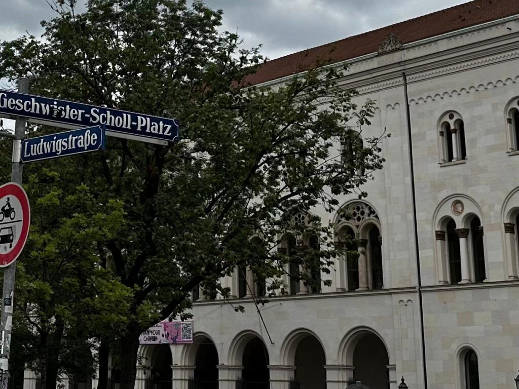 Straßenschild Geschwister-Scholl-Platz in München